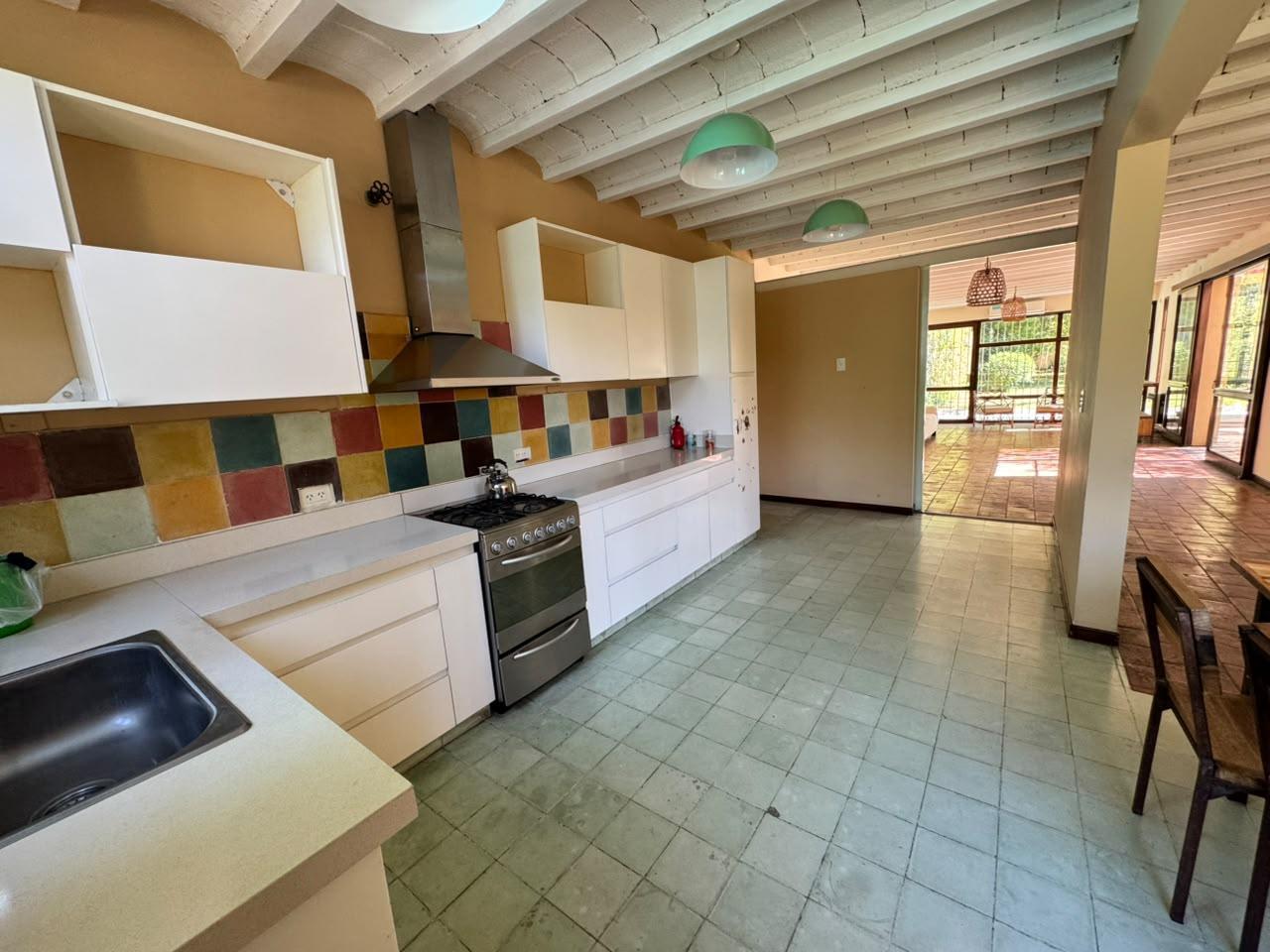 Foto de VENTA CASA 6 AMBIENTES HURLINGHAM BARRIO INGLES AMPLIO LOTE, imagen 2