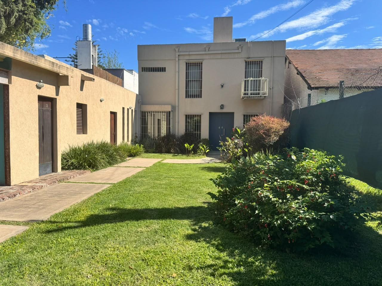 Foto de VENTA CASA 6 AMBIENTES HURLINGHAM BARRIO INGLES AMPLIO LOTE, imagen 3