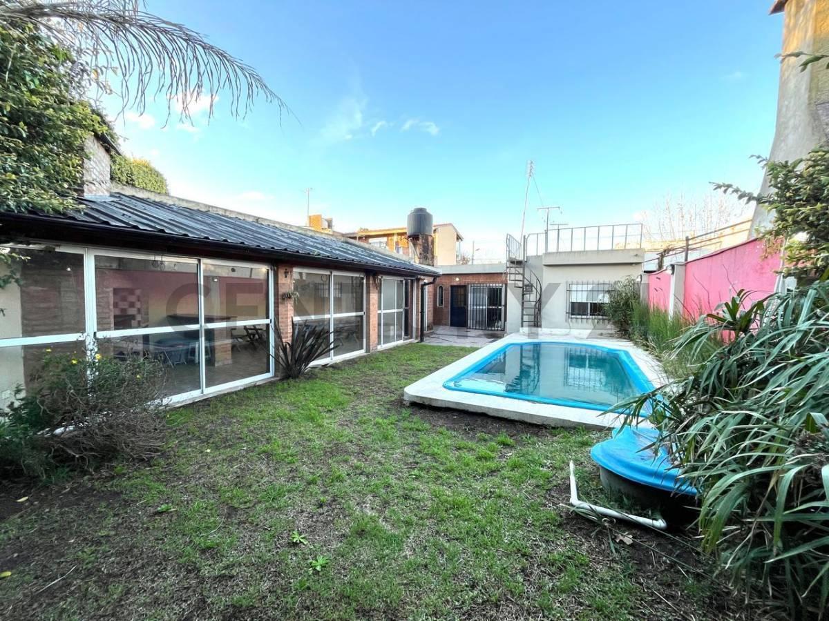 Foto de VENTA CASA 4 AMBIENTES CON PILETA Y JARDIN APTA CREDITO MORON, imagen 2