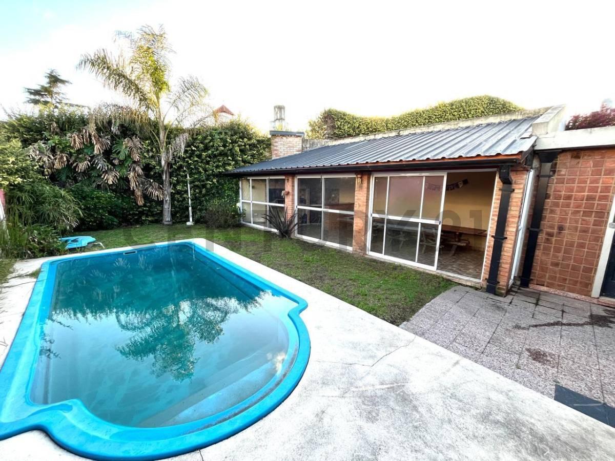 Foto de VENTA CASA 4 AMBIENTES CON PILETA Y JARDIN APTA CREDITO MORON, imagen 1