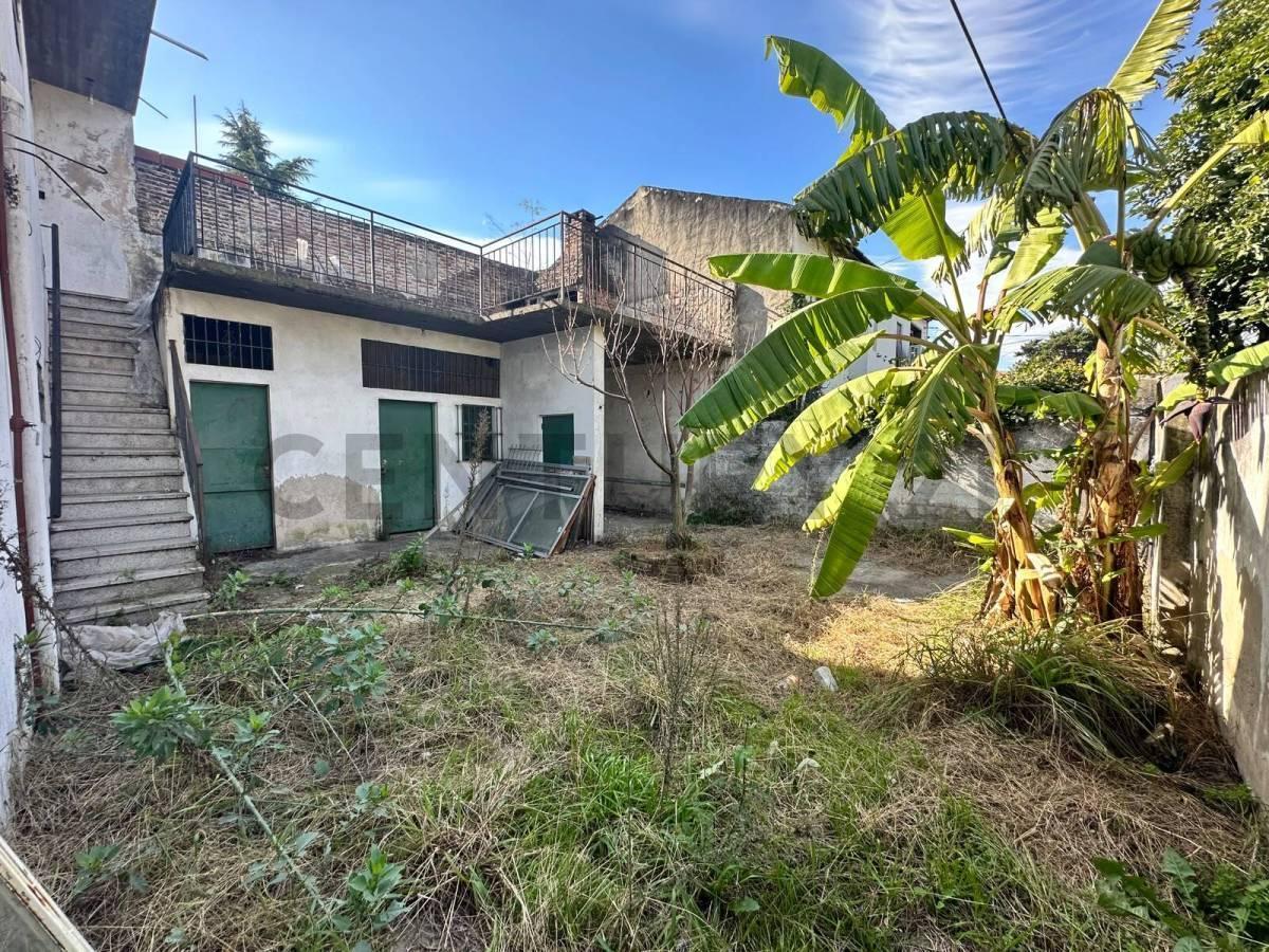 Foto de Venta casa 4 ambientes con locales abajo Castelar Sur, imagen 1