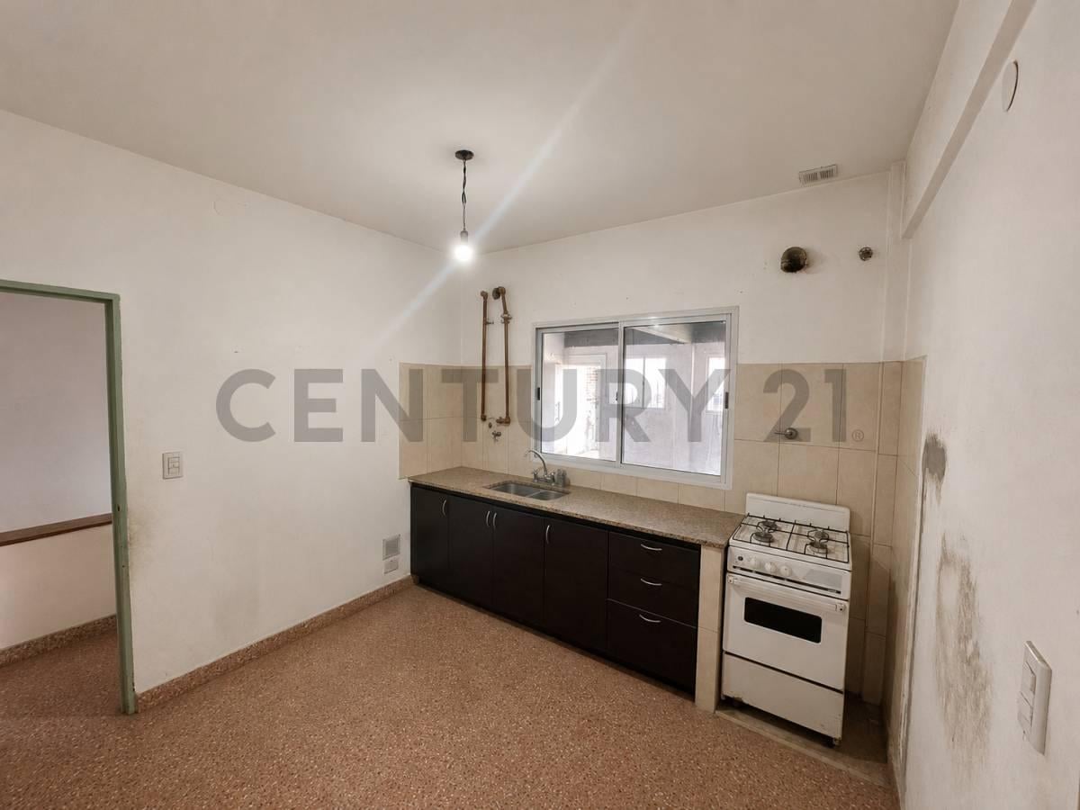 Foto de Venta casa 4 ambientes con locales abajo Castelar Sur, imagen 4
