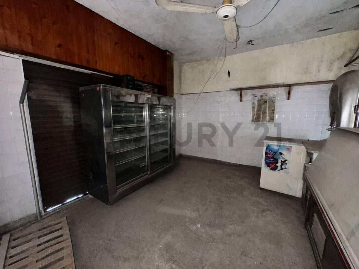 Foto de Venta casa 4 ambientes con locales abajo Castelar Sur, imagen 3