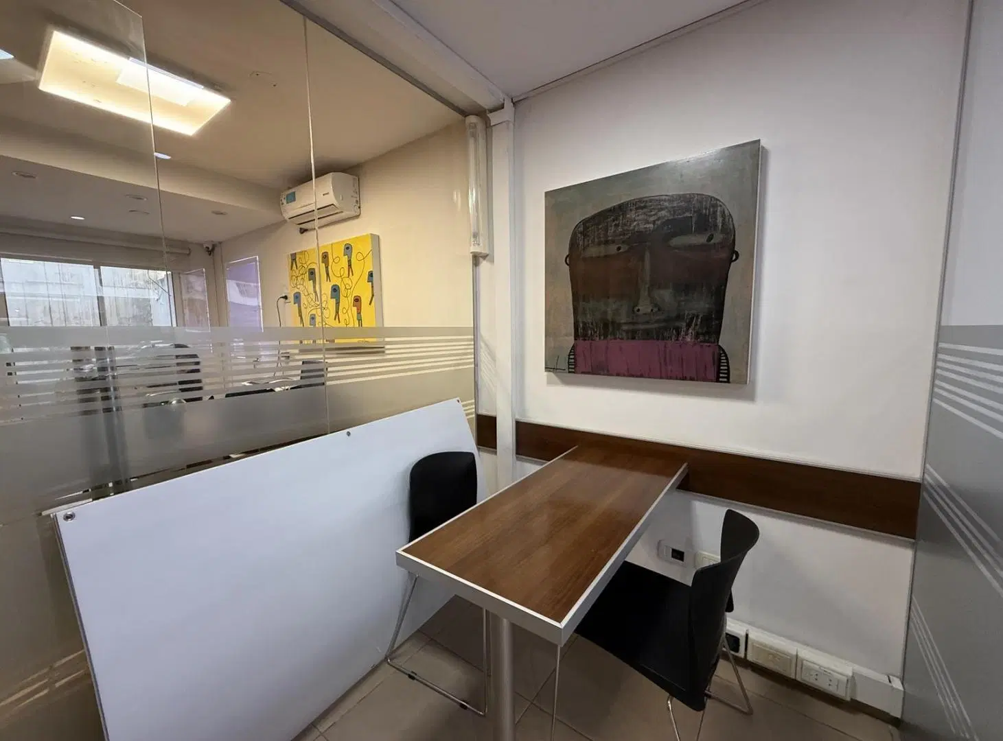 Oficina en venta con vidriera a la calle zona tribunales impecable 3