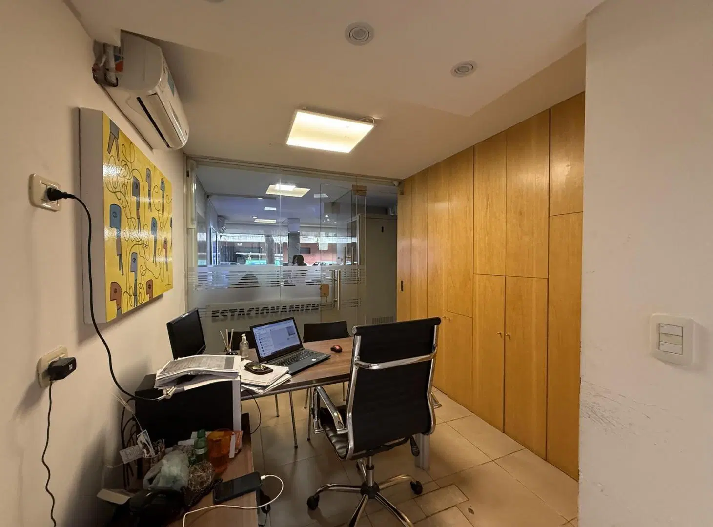 Oficina en venta con vidriera a la calle zona tribunales impecable 5