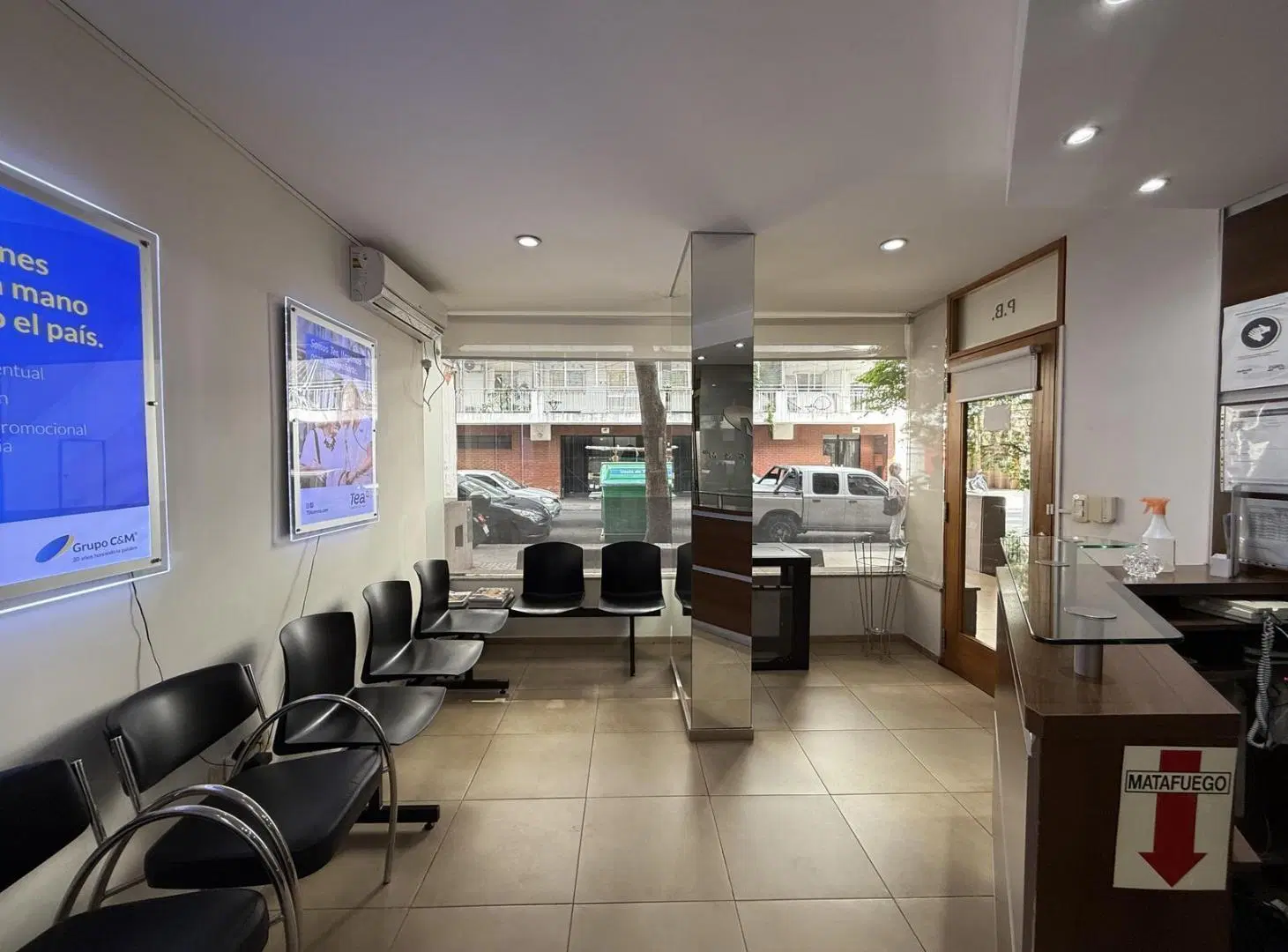 Oficina en venta con vidriera a la calle zona tribunales impecable 2