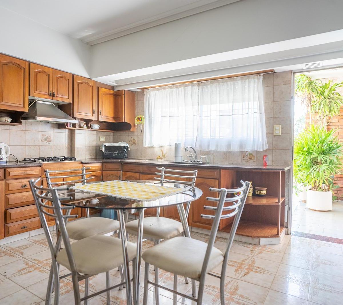Venta - Casa con Patio y Pileta en Jorge Cura 2