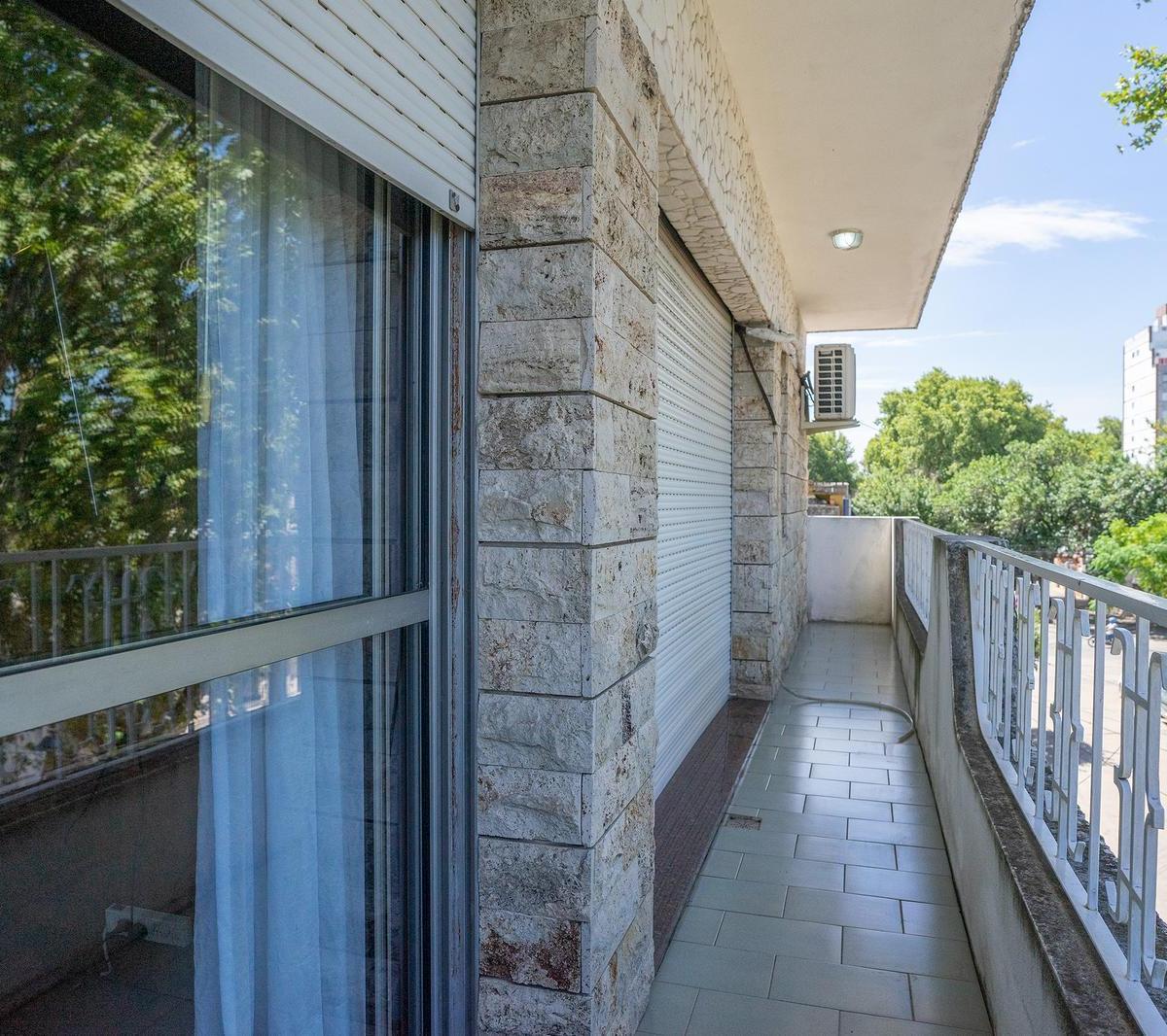 Venta - Casa con Patio y Pileta en Jorge Cura 3