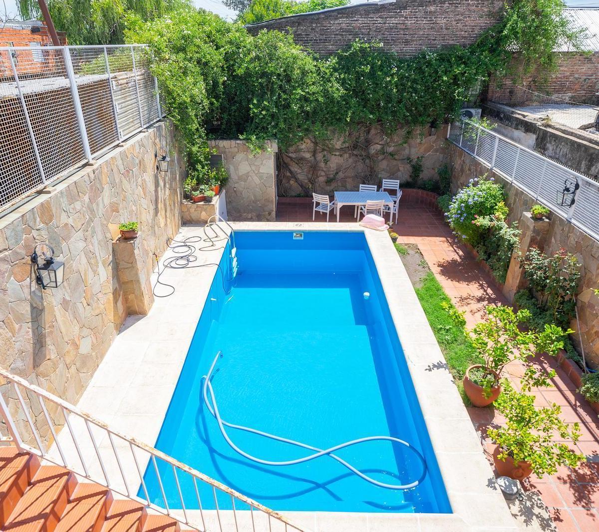 Venta - Casa con Patio y Pileta en Jorge Cura 5