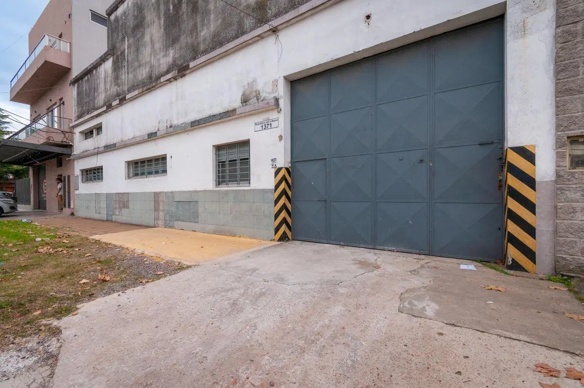 GALPÓN INDUSTRIAL 650 M² CUBIERTOS SOBRE AV. | APTO LOGÍSTICA E INGRESO DE CAMIONES 3