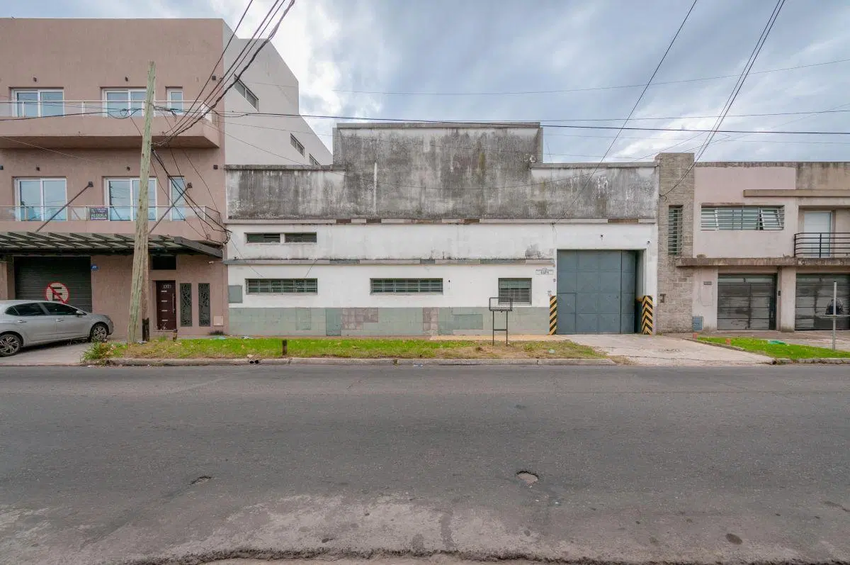 GALPÓN INDUSTRIAL 650 M² CUBIERTOS SOBRE AV. | APTO LOGÍSTICA E INGRESO DE CAMIONES 1