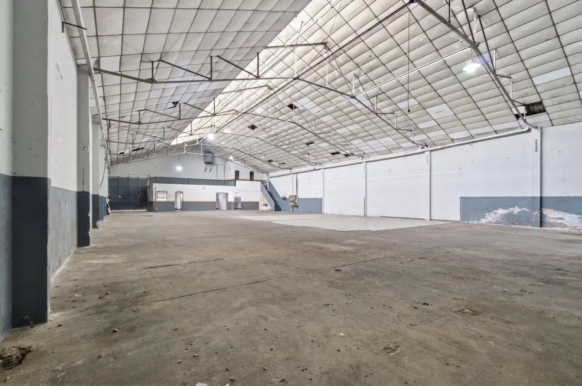 GALPÓN INDUSTRIAL 650 M² CUBIERTOS SOBRE AV. | APTO LOGÍSTICA E INGRESO DE CAMIONES 2