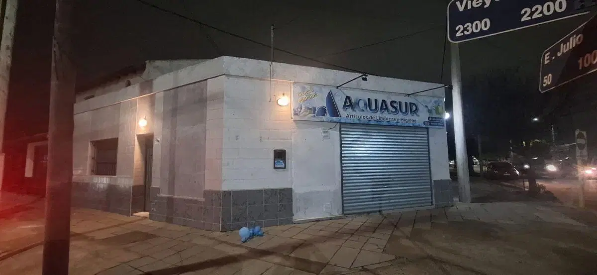 MUY BUEN LOCAL EN ALQUILER VIEYTES ESQ. ENRIQUE JULIO 2