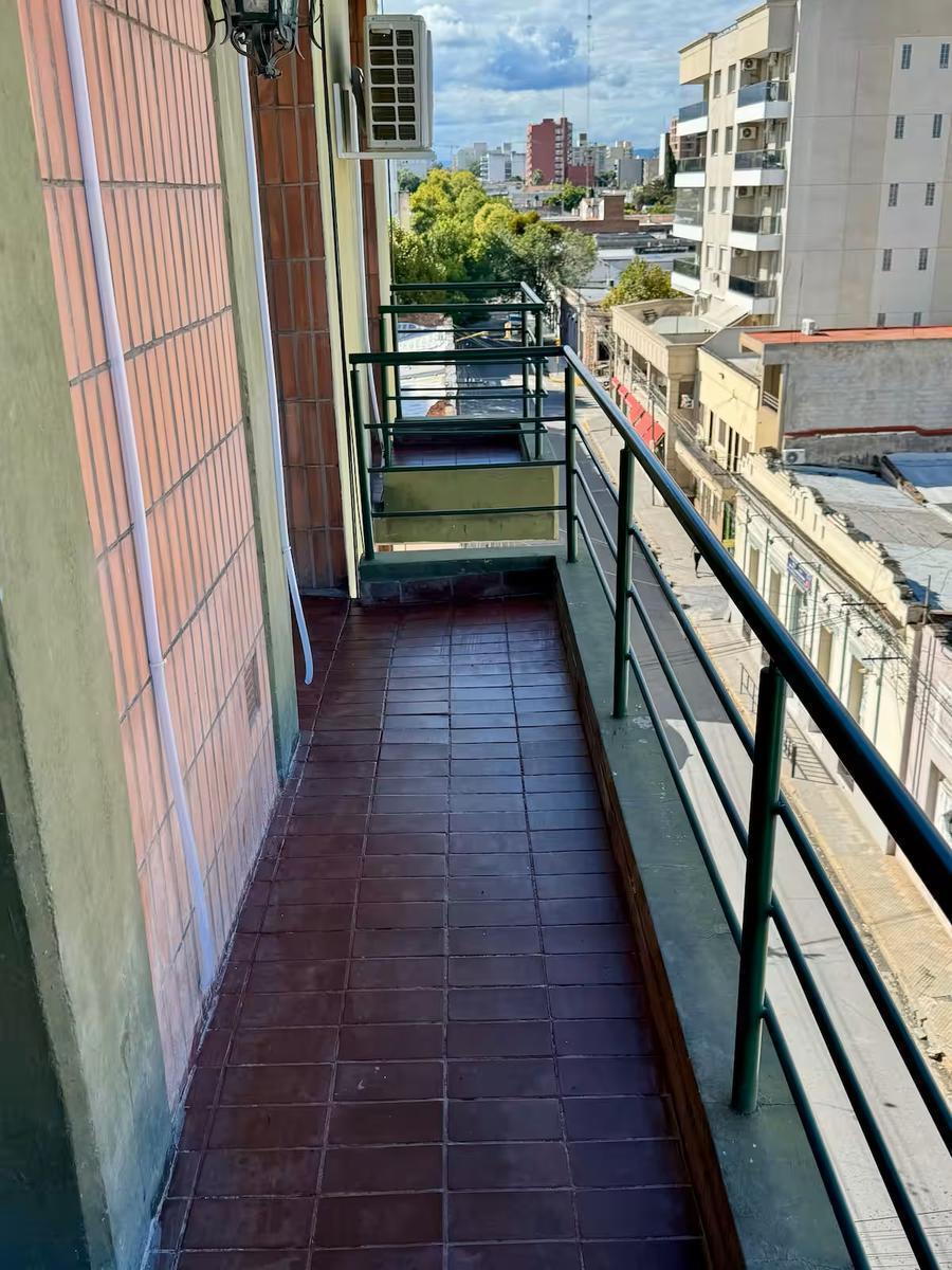 Microcentro Calle 20 de Febrero Departamento 3 Dorm. con Cochera 1