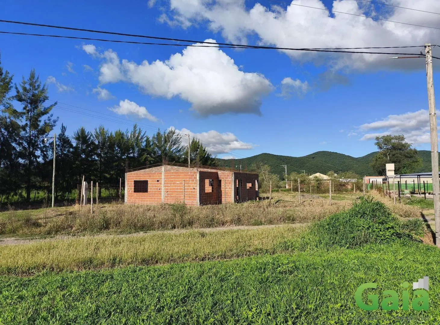 TERRENO ESQUINA CON OBRA EN URBANIZACION LA SECUNDINA CERRILLOS 3