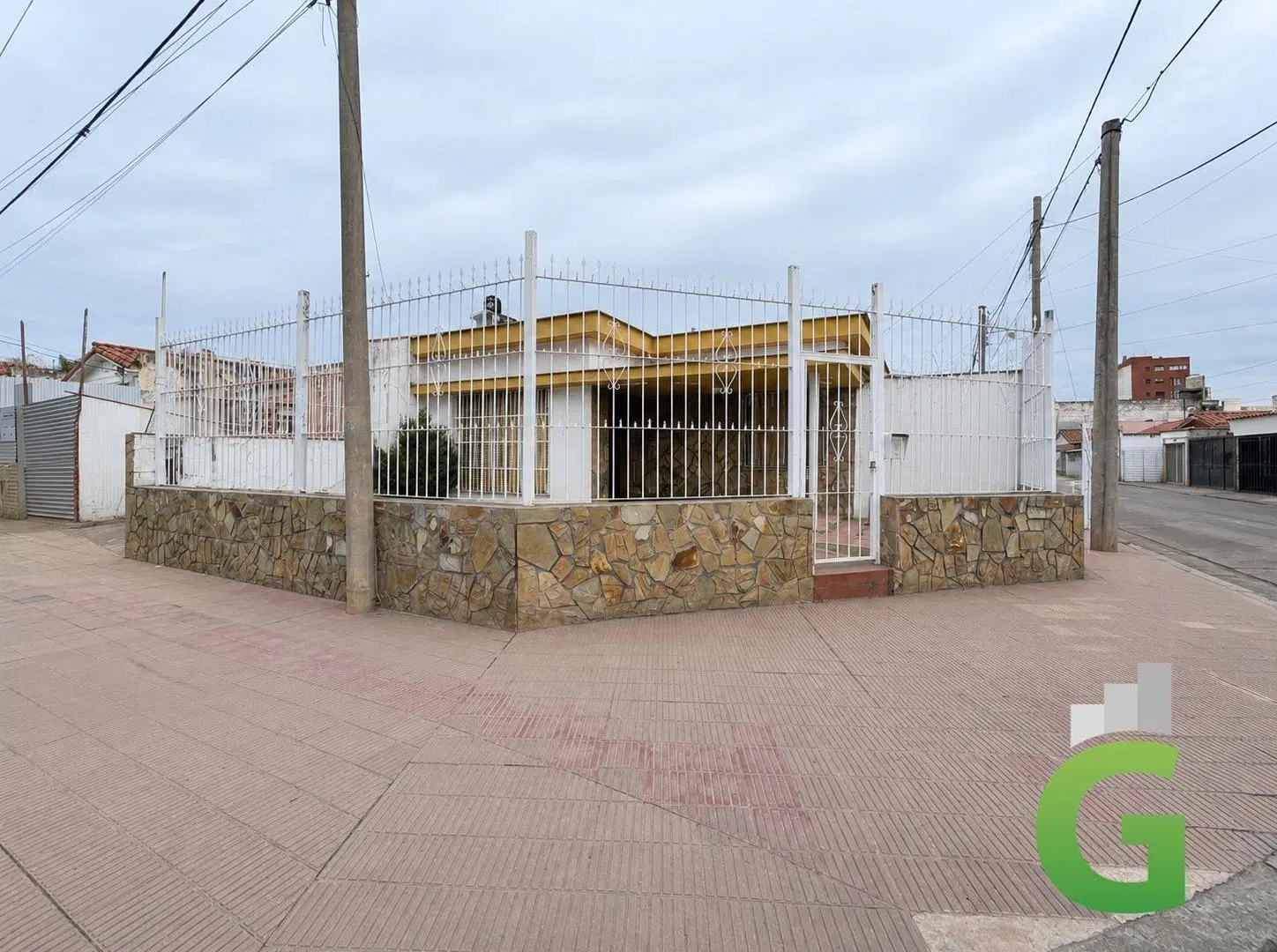 Casa en venta en esquina con cochera y patio | España 1551 – Macrocentro 4