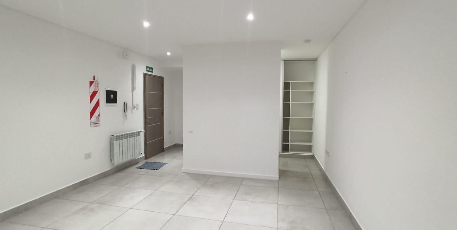 Foto de EN VENTA MONOAMBIENTE ROGER PLANTA BAJA COCHERA MACROCENTRO, imagen 4