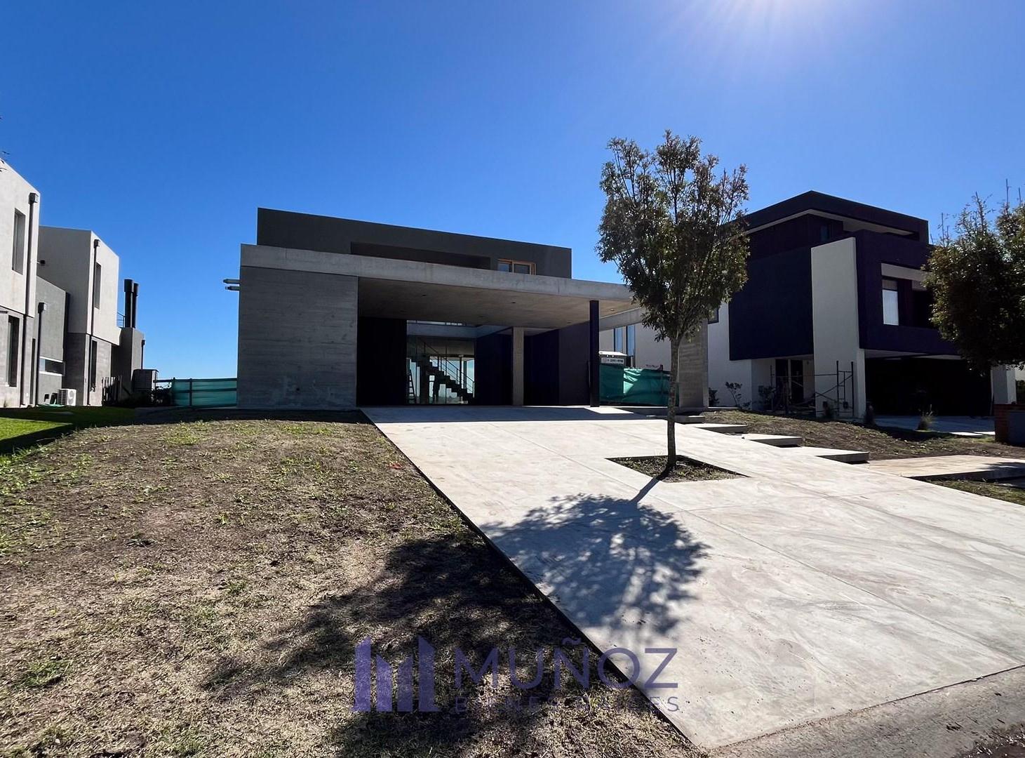 Foto de Casa con Pileta al Lago en Venta en Barrio Costas Puertos del Lago, imagen 1