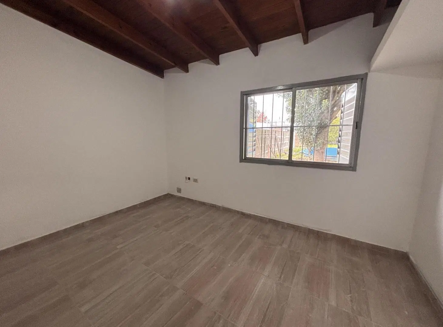 PH en alquiler, con garage y patio. 1 o 2 dorm. Los Hornos 2