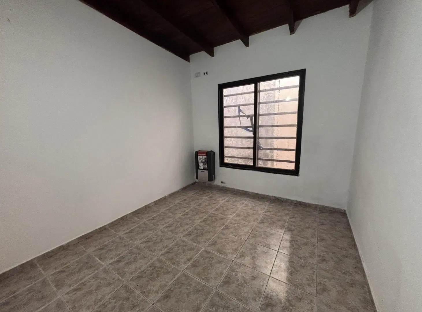 Casa en alquiler, de 3 dormitorios con patio en La Plata. 1