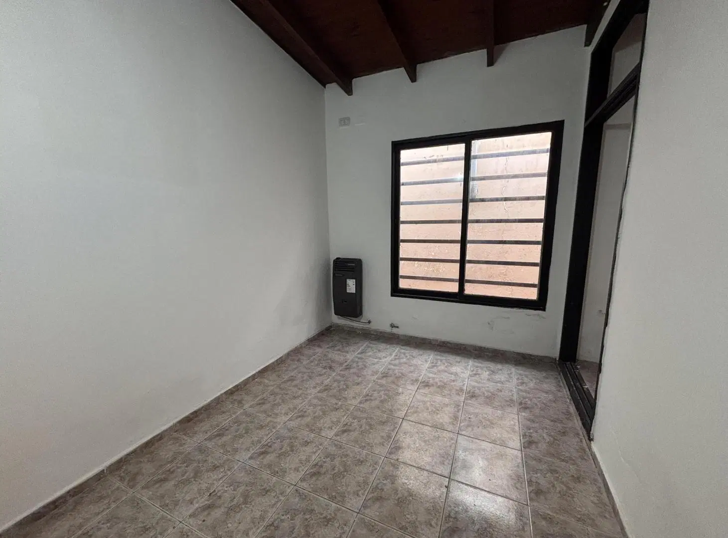 Casa en alquiler, de 3 dormitorios con patio en La Plata. 3