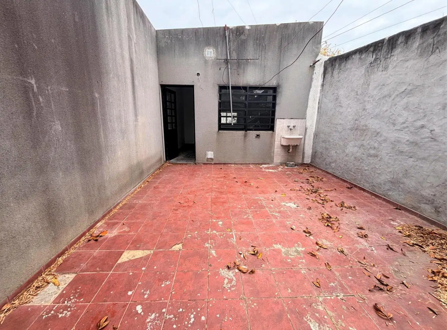 Casa en alquiler, de 3 dormitorios con patio en La Plata. 4