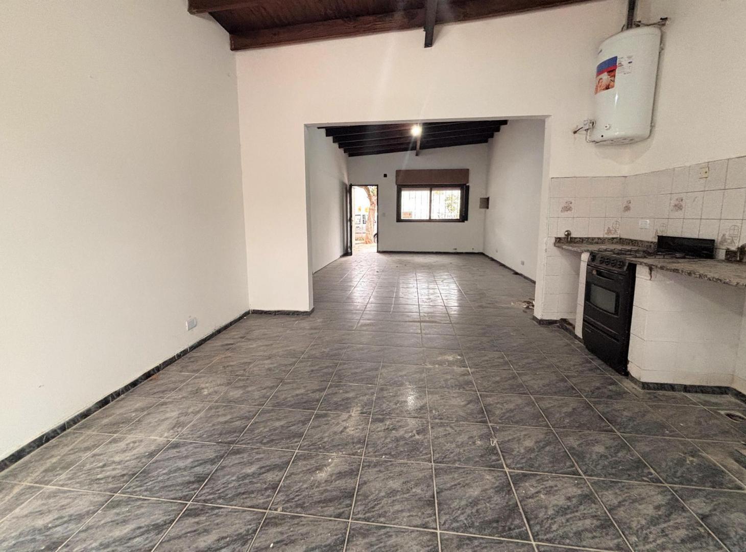 Casa en alquiler, de 3 dormitorios con patio en La Plata.