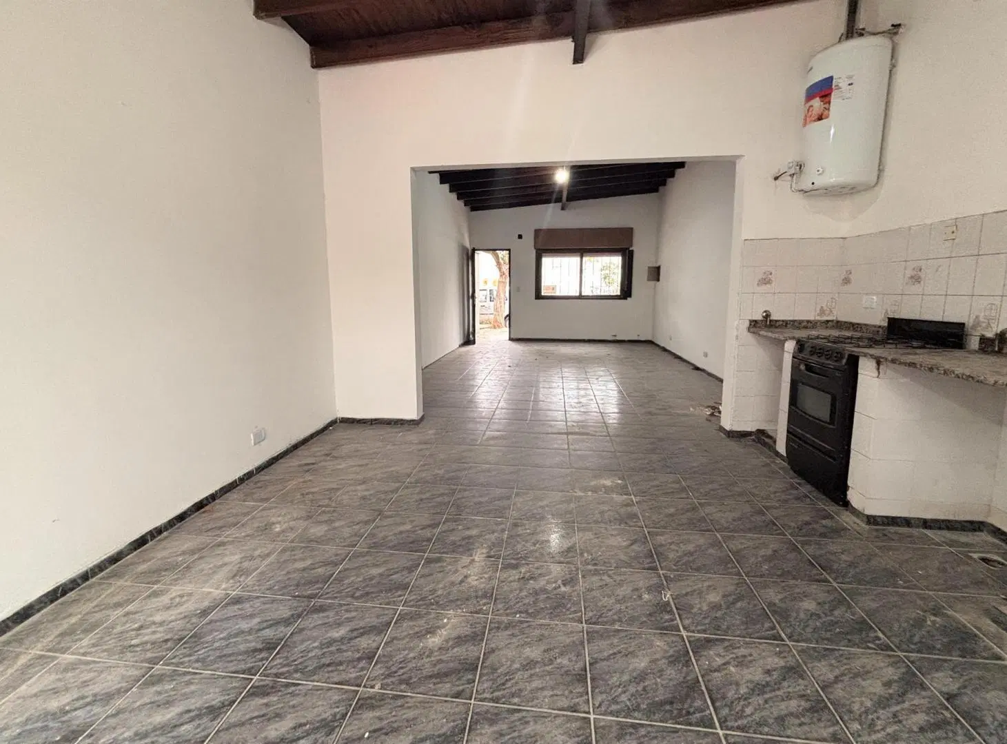Casa en alquiler, de 3 dormitorios con patio en La Plata. 2