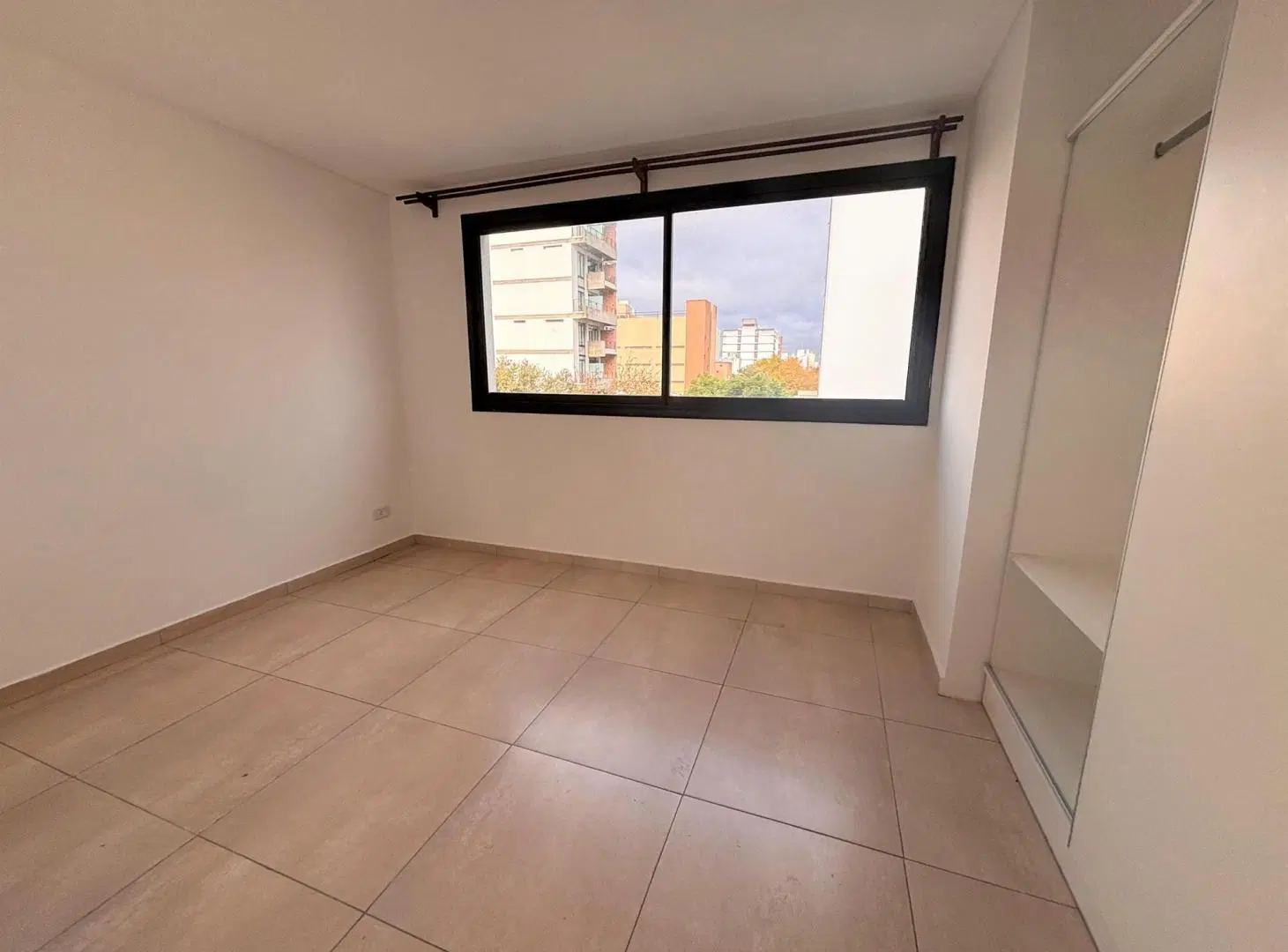Departamento en alquiler, de 1 dorm. con cochera. La Plata 4