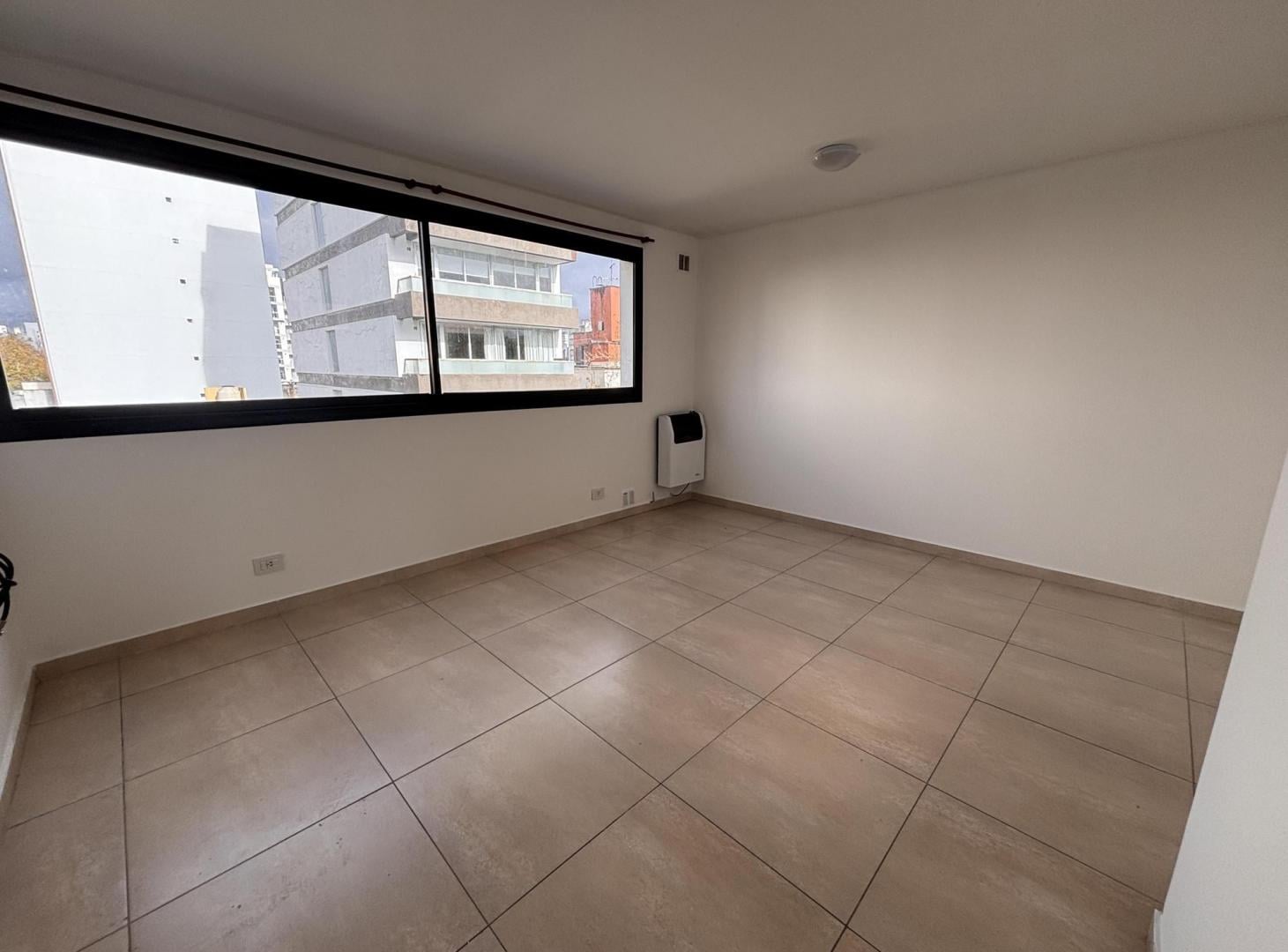 Departamento en alquiler, de 1 dorm. con cochera. La Plata