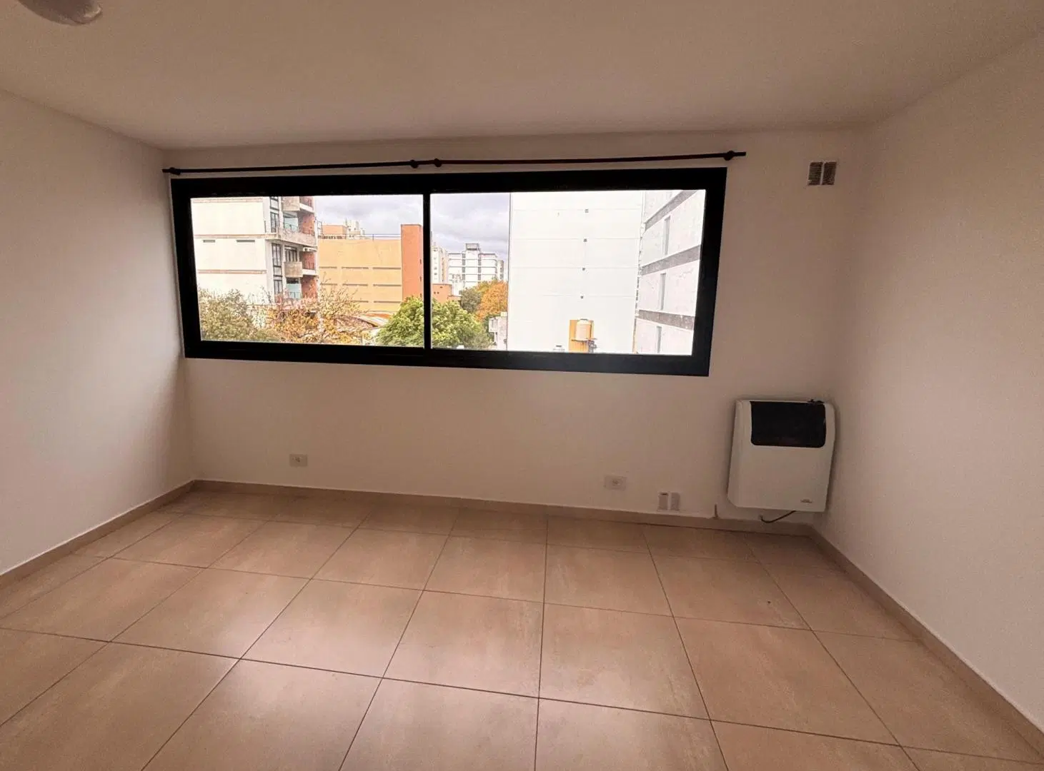 Departamento en alquiler, de 1 dorm. con cochera. La Plata 5