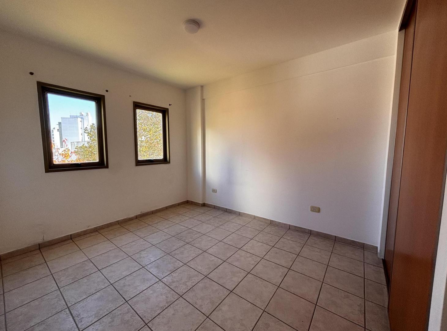Foto de Departamento de 1 dormitorio en alquiler. Con cochera. La Plata, imagen 3