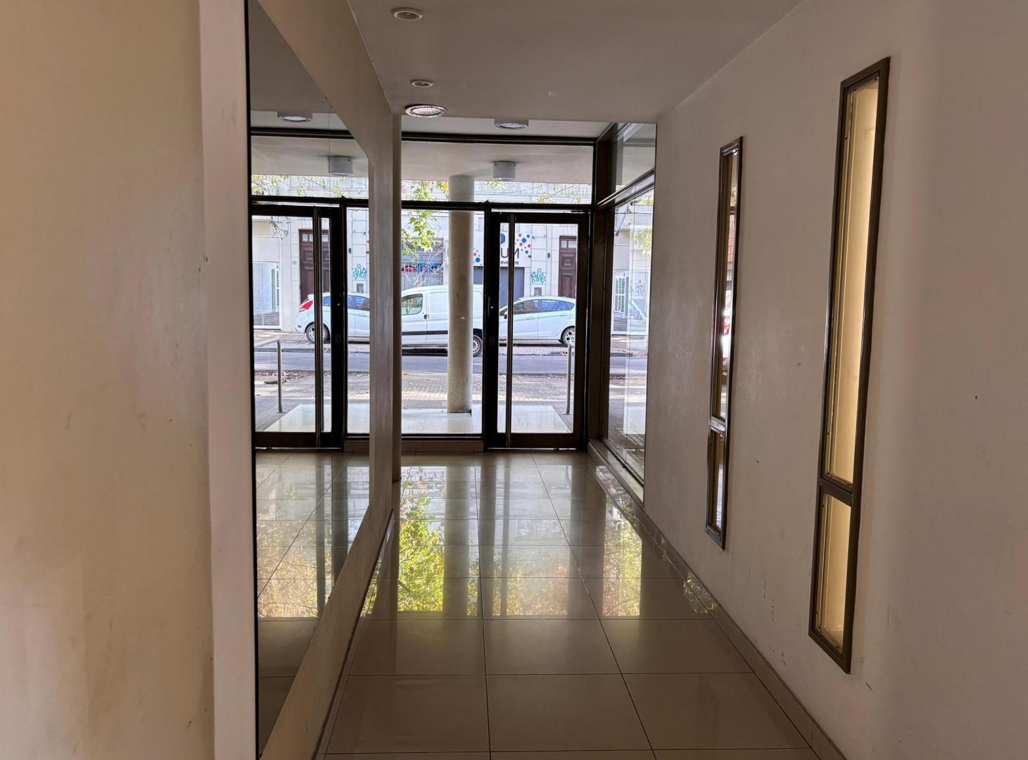 Foto de Departamento de 1 dormitorio en alquiler. Con cochera. La Plata, imagen 1