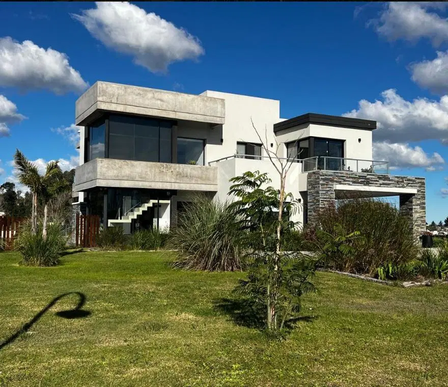 Casa de categoría, en venta. "Área 60" 5