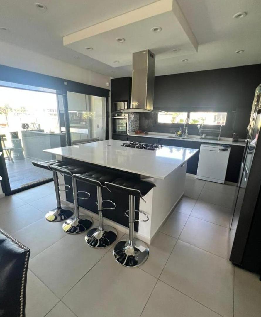 Foto de Casa de categoría, en venta. "Área 60", imagen 2