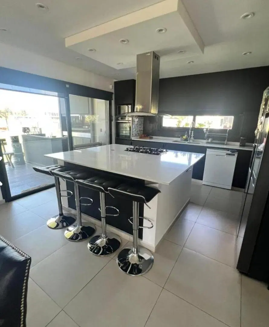Casa de categoría, en venta. "Área 60" 2