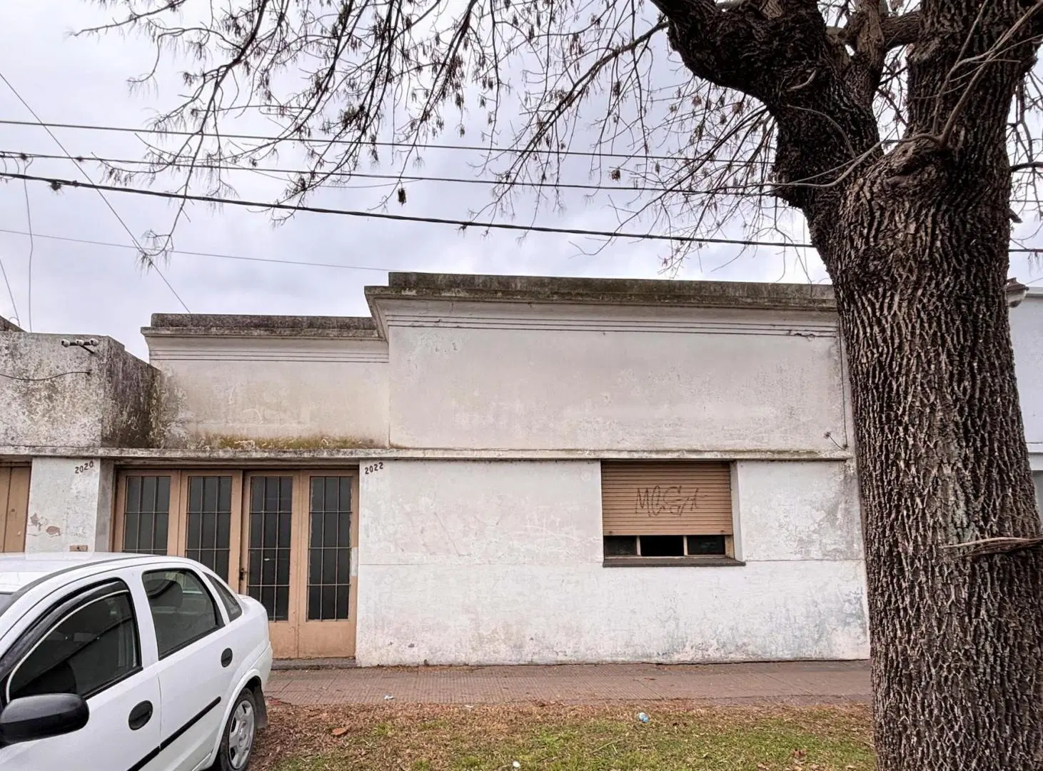 Lote propio, con casa a refaccionar. La Plata 1