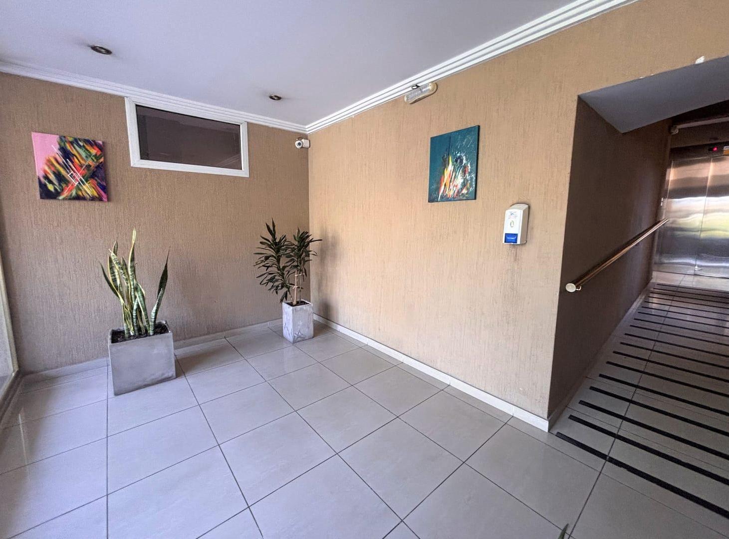 Foto de Venta de departamento de 2 dormitorios, con pileta y cochera. La Plata, imagen 3