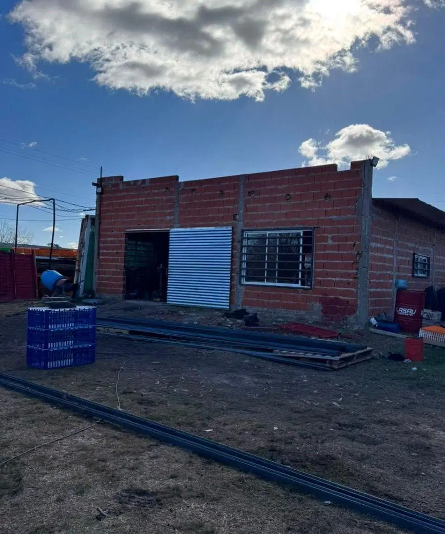 Excelente propiedad sobre lote esquina de 2.686 m² en Carmen de Areco 3