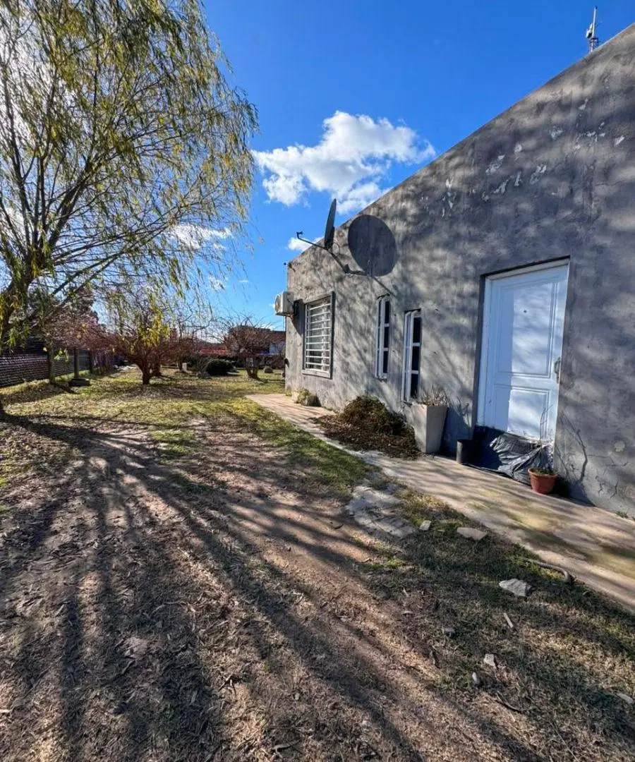 Excelente propiedad sobre lote esquina de 2.686 m² en Carmen de Areco 2