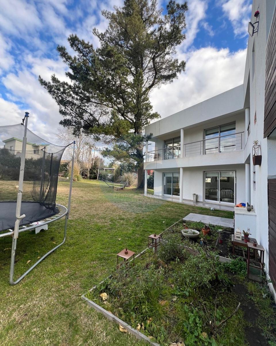 Hermosa Casa en Barrio Las Rosas, Sobre Av Brasil 800, Tandil. 2