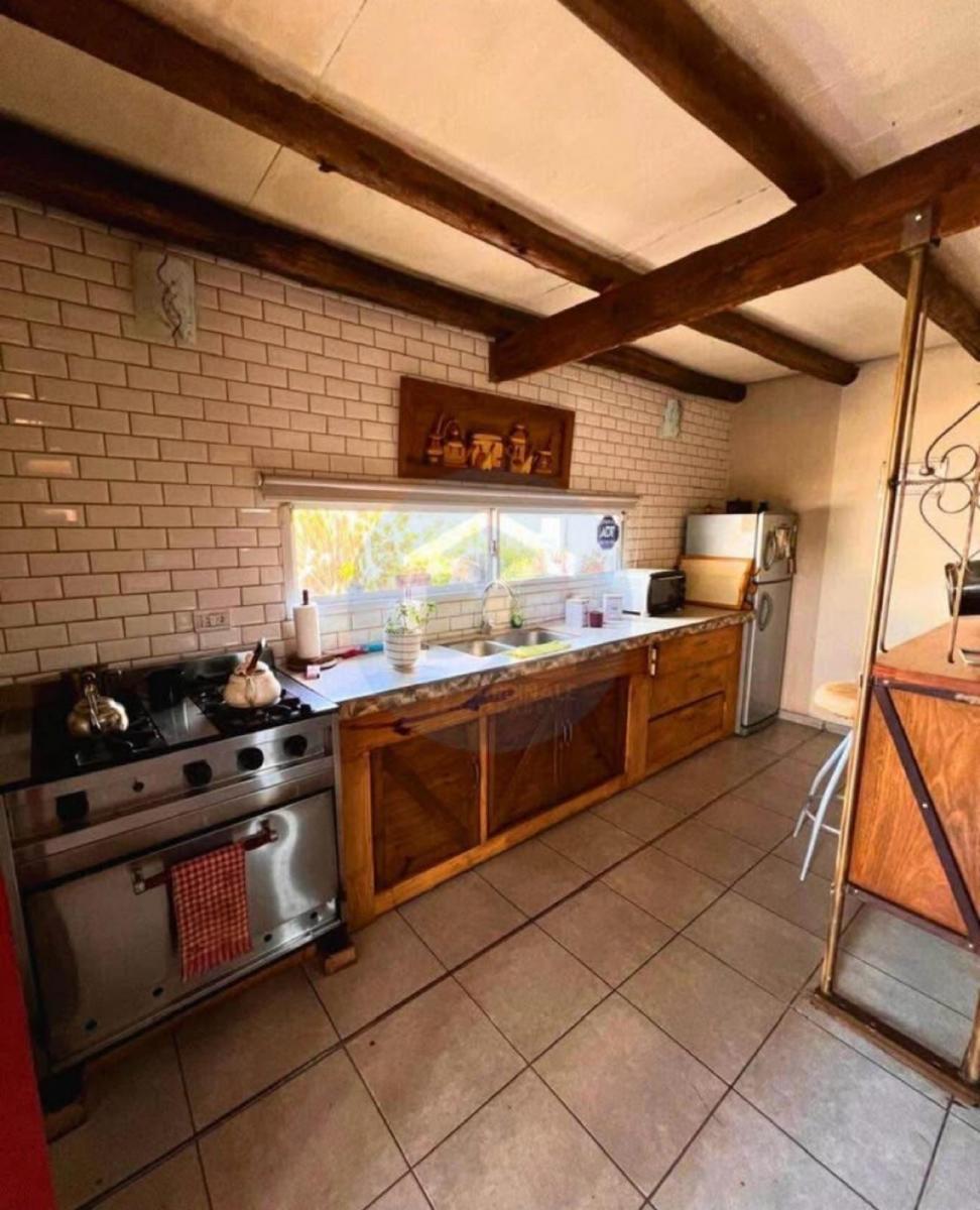 Casa de 2 Dorm. Sobre Calle Ameghino N° 2000, Tandil 4