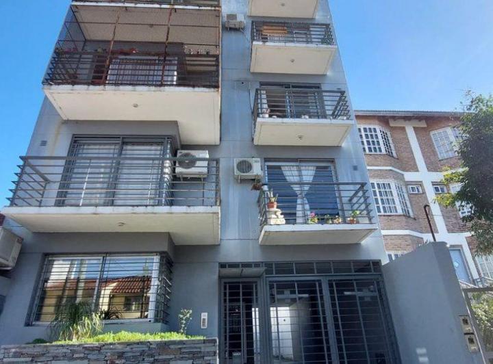 AMPLIO DOS AMB CON BALCON AL FRENTE Y COCHERA 2
