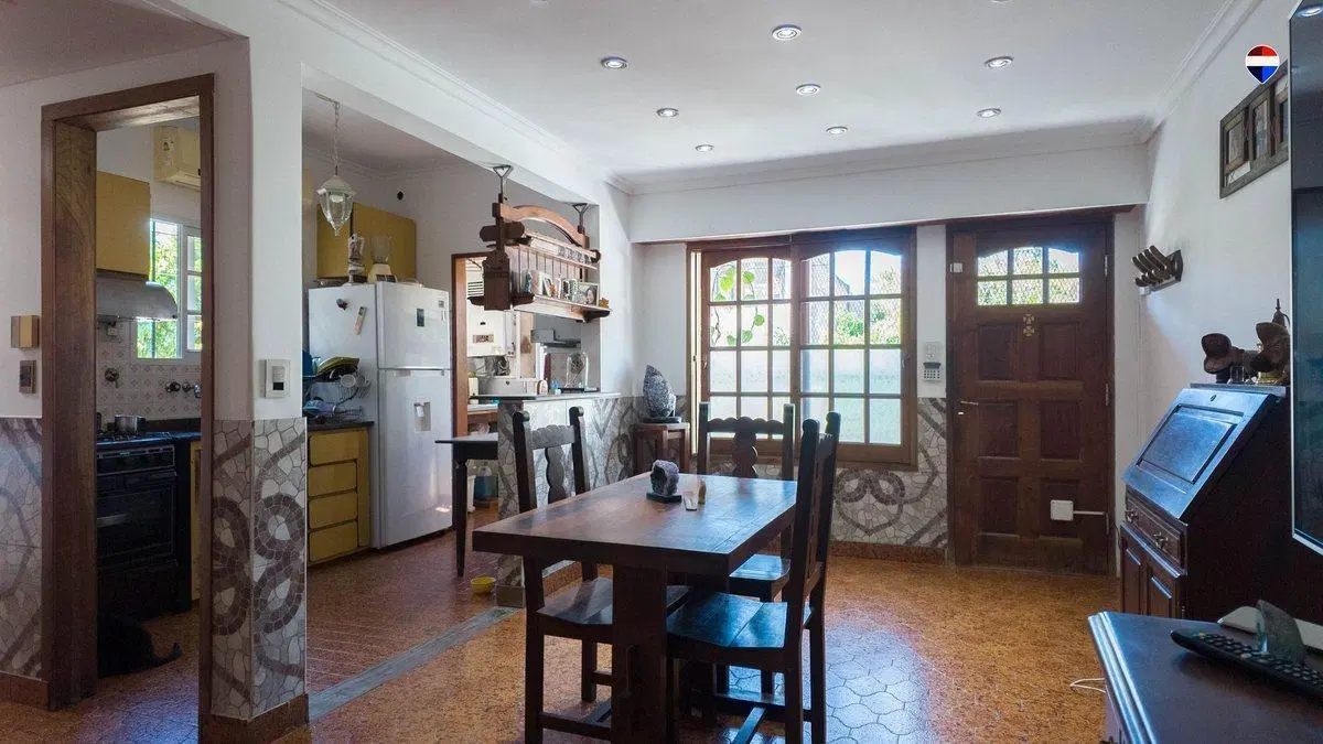 VENTA CASA MULTIFAMILIAR  CON COCHERA CRUCECITA 5