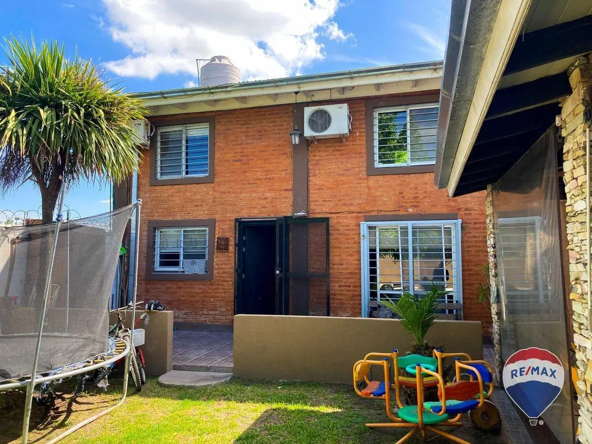 CASA 4 AMBIENTES EN VENTA EN LA UNION CON PILETA 4