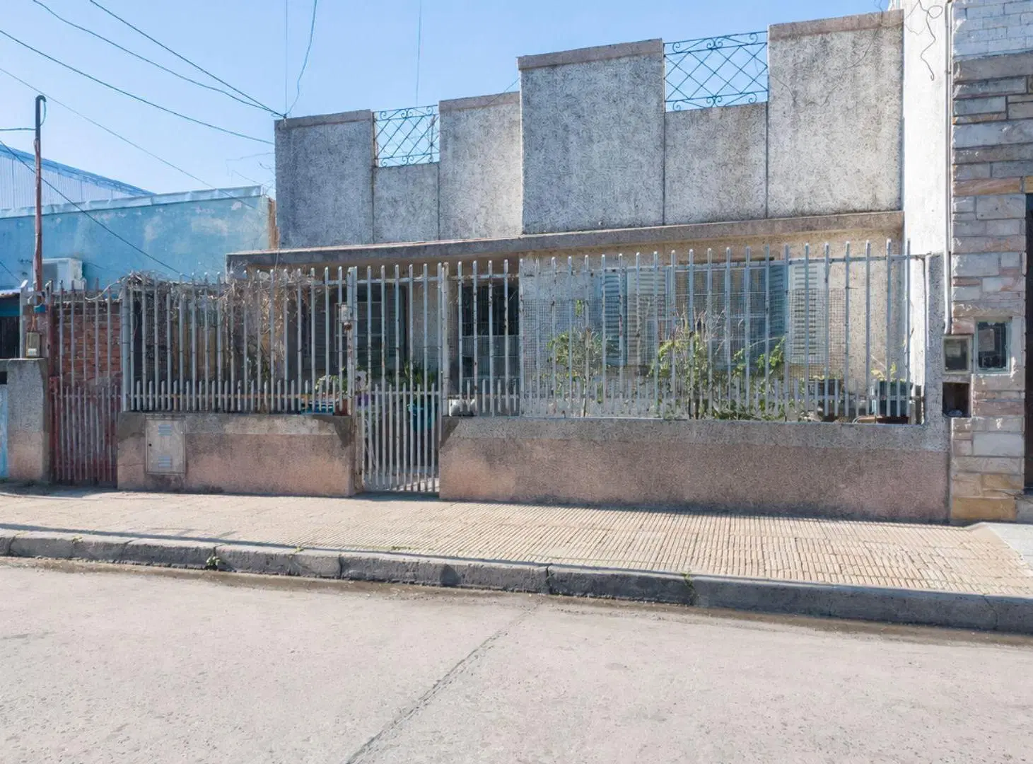 VENTA CASA 4 AMB A REFACCIONAR EN SARANDI 5