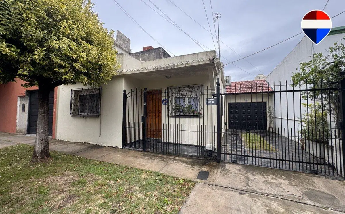 VENTA CASA 3 AMBIENTES CON JARDIN COCHERA DOBLE 2