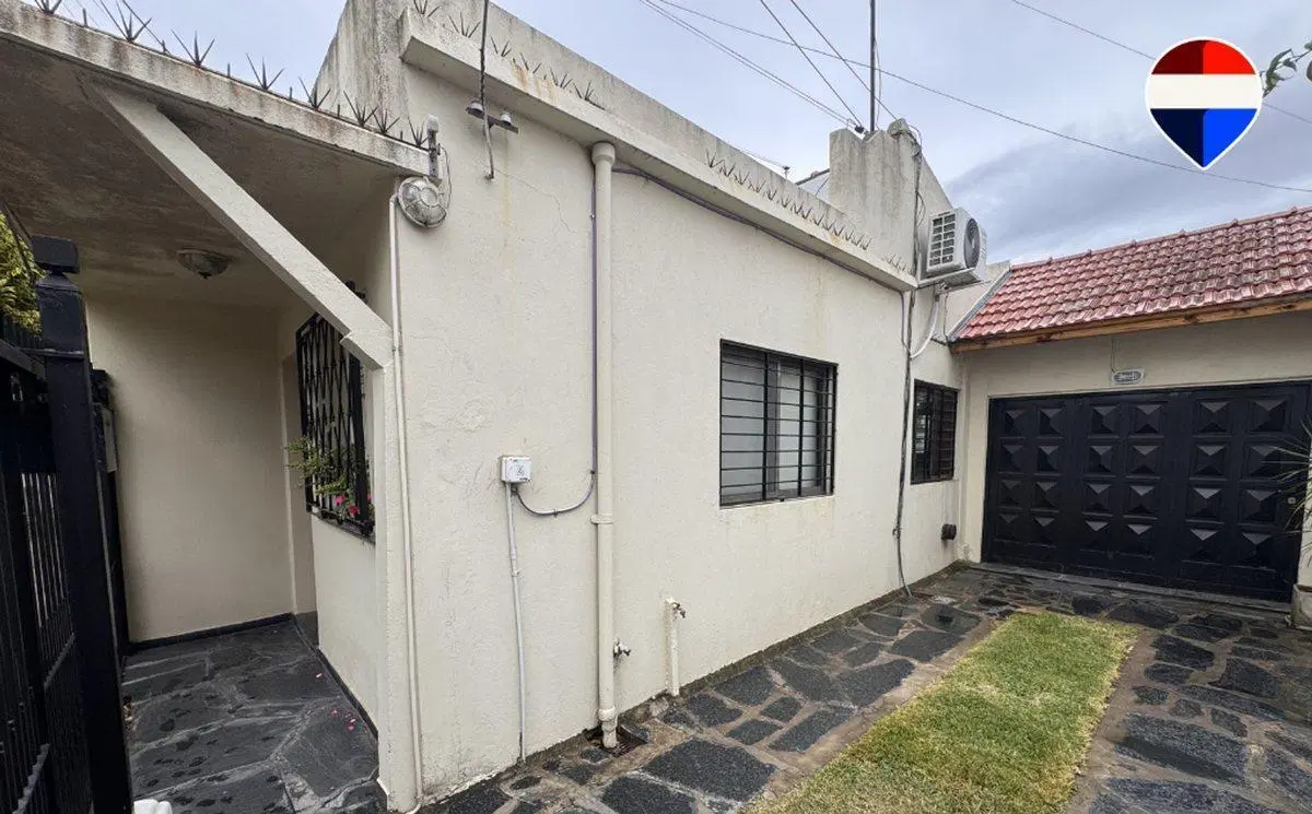 VENTA CASA 3 AMBIENTES CON JARDIN COCHERA DOBLE 3
