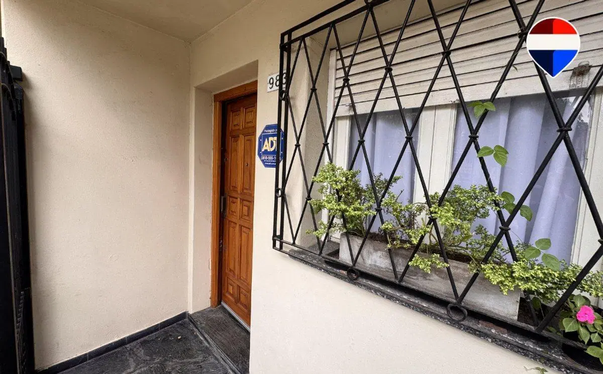 VENTA CASA 3 AMBIENTES CON JARDIN COCHERA DOBLE 5