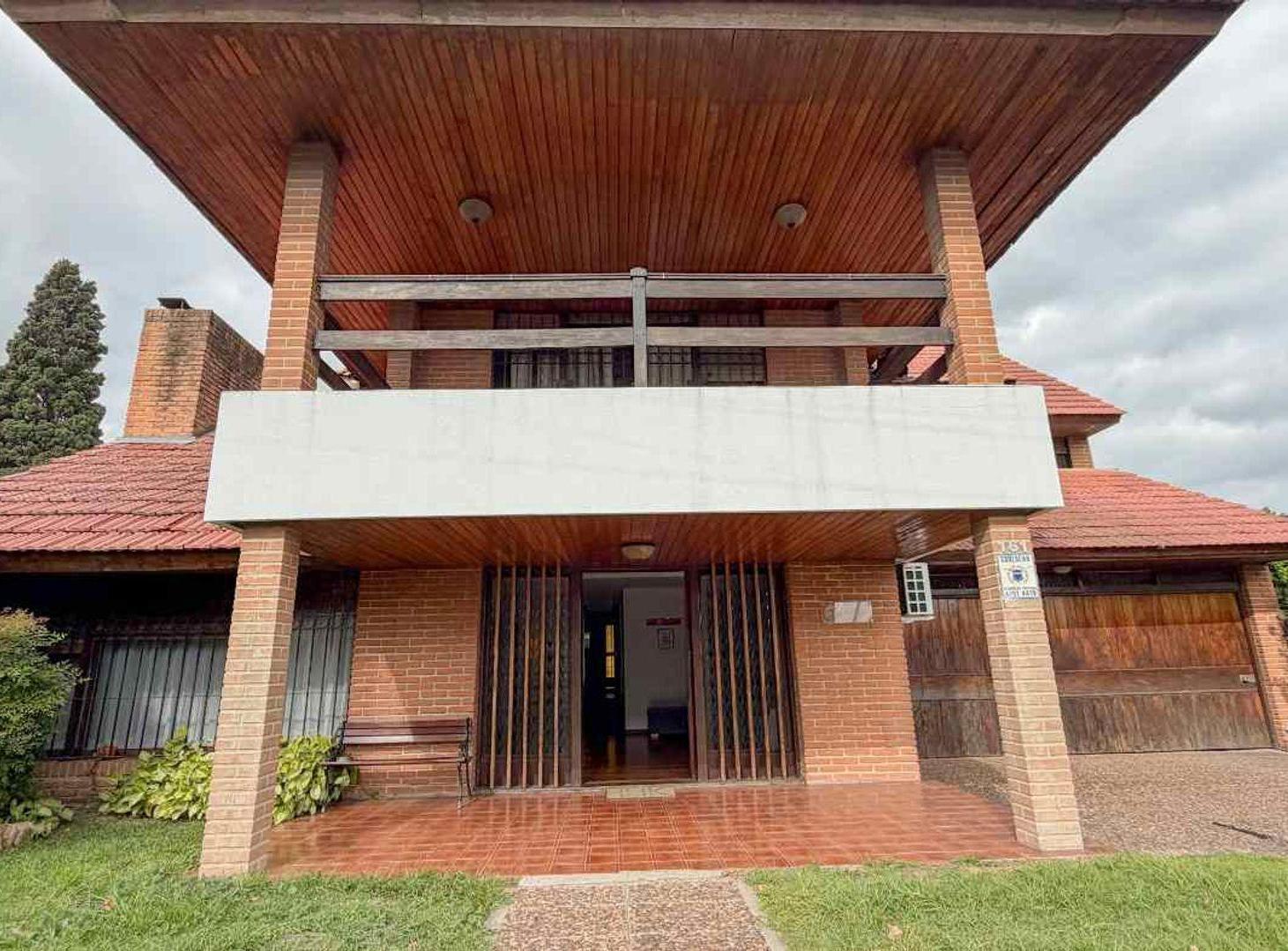 VENTA CASA 8AMB ADROGUÉ